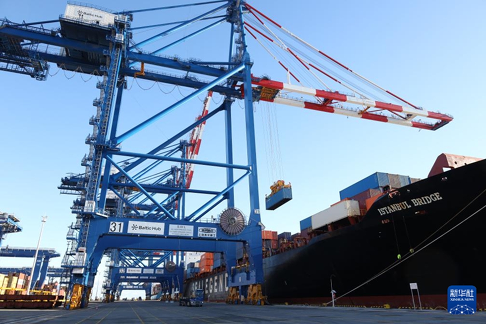 中國(guó)の寧波舟山港を出発した「中歐北極高速航路」初の貨物船が10月19日、ポーランド北部のグダニスク港に到著。（撮影?崔力）