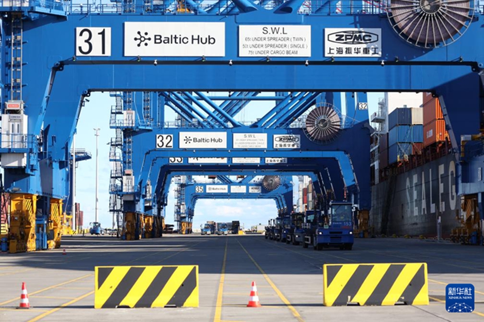 ポーランド北部グダニスク港で10月19日、荷役作業(yè)を行う「中歐北極高速航路」初の貨物船（撮影?崔力）