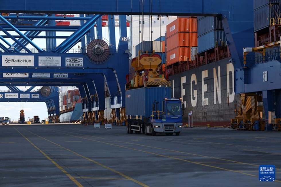 ポーランド北部グダニスク港で10月19日、荷役作業(yè)を行う「中歐北極高速航路」初の貨物船（撮影?崔力）