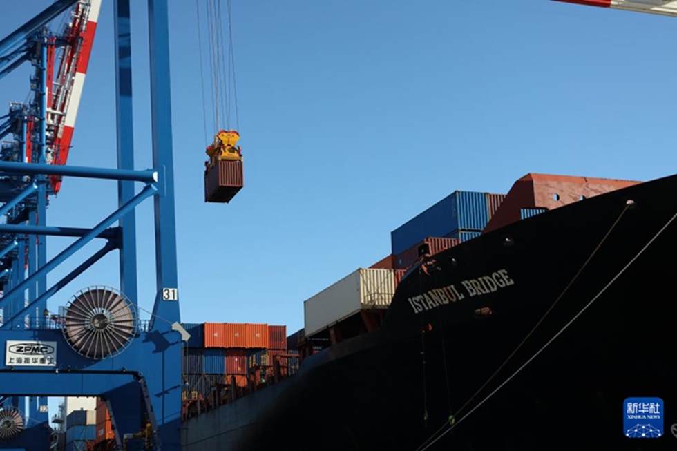 ポーランド北部グダニスク港で10月19日、荷役作業(yè)を行う「中歐北極高速航路」初の貨物船（撮影?崔力）