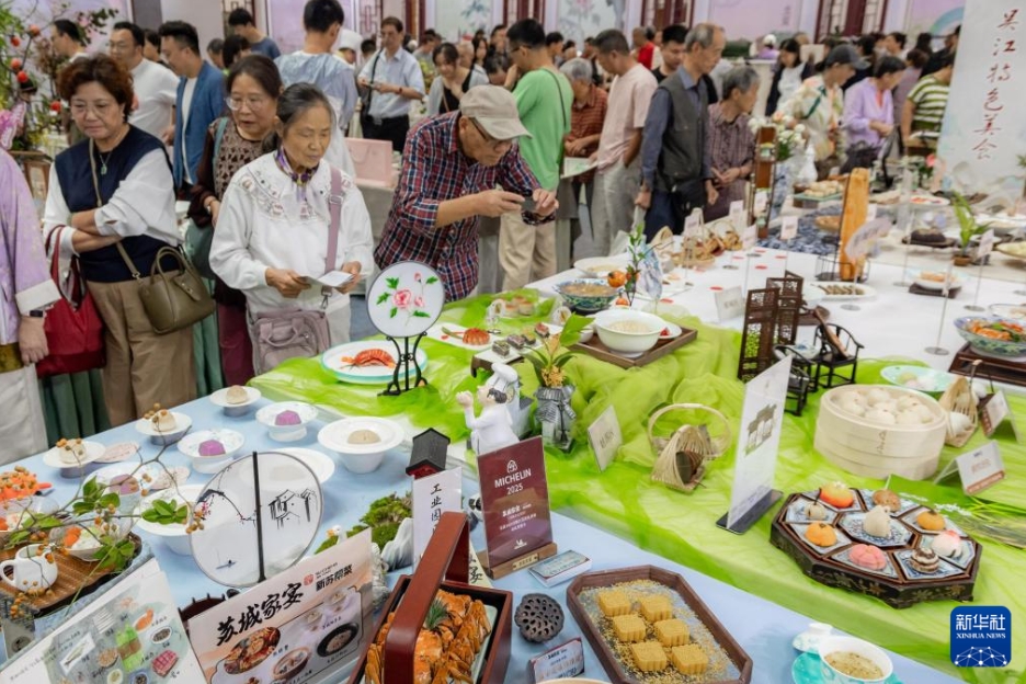 博覧會(huì)に出展された料理を見學(xué)する來場(chǎng)者（10月18日撮影?毛俊）。