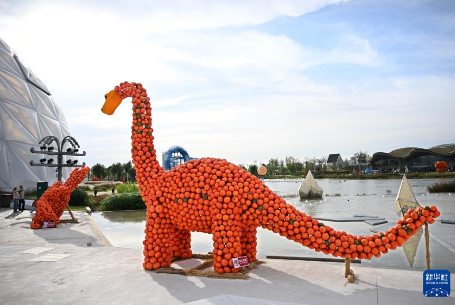 園內(nèi)に展示されている「カボチャ恐竜」のオブジェ（10月18日撮影?李紫恒）。