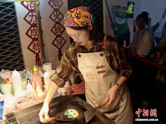 パンケーキを焼く「カートゥーンパンケーキ?クリエイティブ?ディレクター」と呼ばれている曾雅鑫さん（撮影?呂楊）。