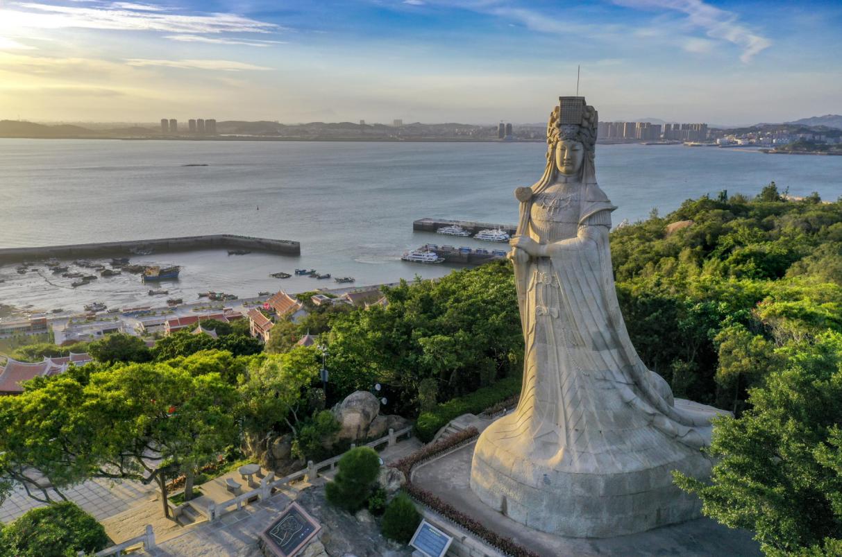 莆田市湄洲島にある媽祖像（寫(xiě)真提供?湄洲島國(guó)家観光レジャー區(qū)）。