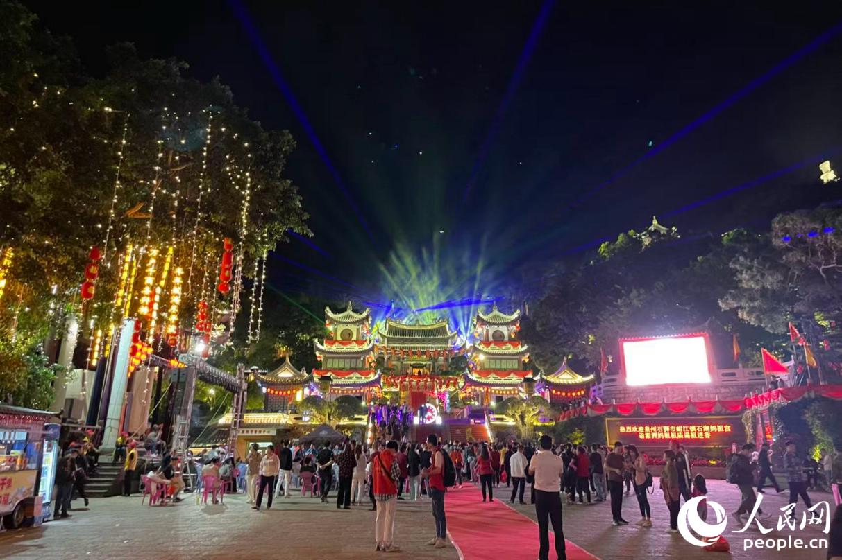 毎年中國內(nèi)外から莆田市湄洲島に媽祖像の參詣に訪れる媽祖を信仰する人々（撮影?林盈）。