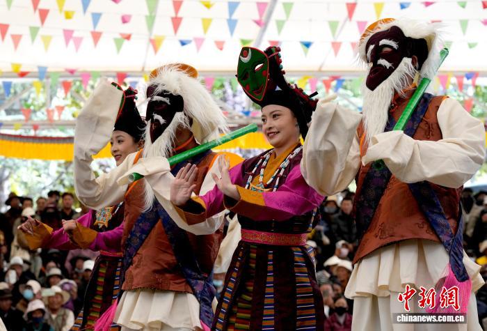 「格?；ū估_市第6回県（區(qū)）蕓術(shù)団文蕓コンテスト?表彰式で披露されたパフォーマンス（撮影?李林）。