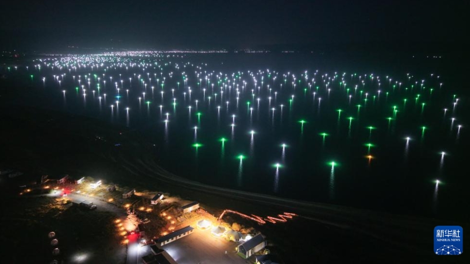 青海省海南蔵族自治州共和県にある恰恰灣砂浜観光リゾート村（10月17日、ドローンによる撮影?斉芷玥）。