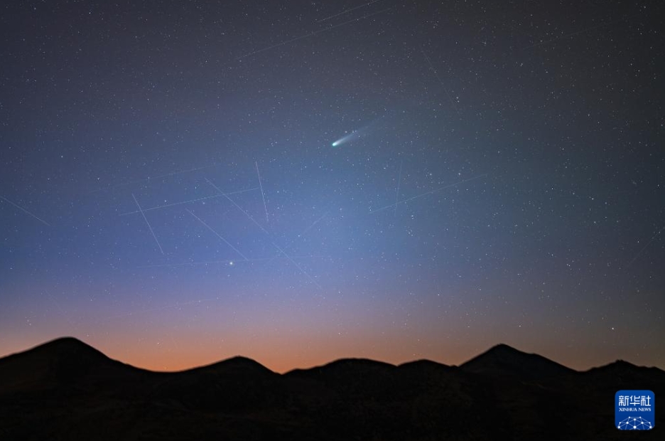 四川省稲城県無名山で撮影されたレモン彗星（10月19日撮影?戴建峰）。