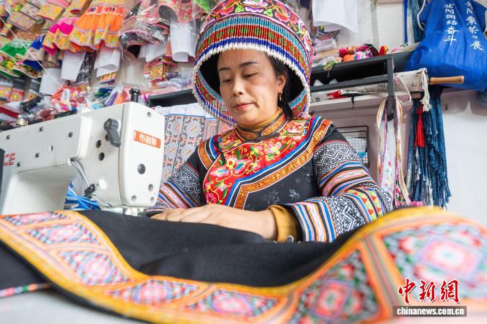 受注対応に勤しむ無形文化遺産の刺繍工坊　貴州省畢節(jié)