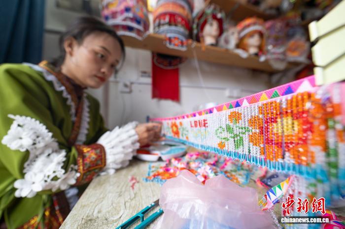 受注対応に勤しむ無(wú)形文化遺産の刺繍工坊　貴州省畢節(jié)