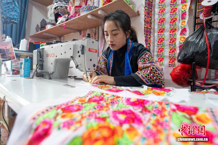 受注対応に勤しむ無(wú)形文化遺産の刺繍工坊　貴州省畢節(jié)