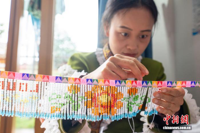 受注対応に勤しむ無形文化遺産の刺繍工坊　貴州省畢節(jié)