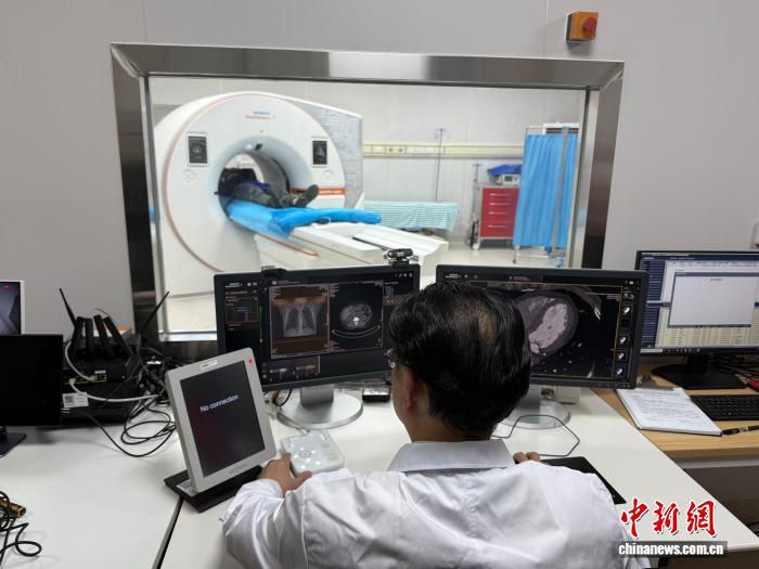 光子計(jì)數(shù)CTを用いて患者の胸部スキャンを行う王罡主任。撮影?陸希成