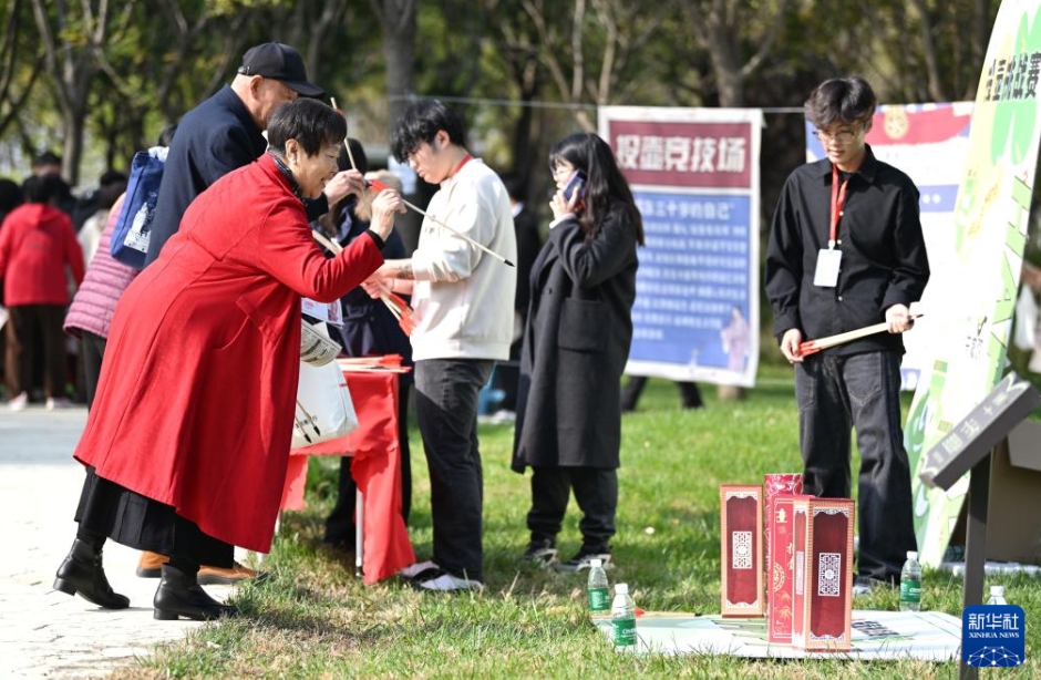 シルバー世代幸福月間イベントを楽しむ高齢者たち　天津