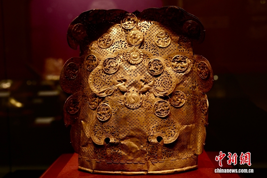 遼代（10～12世紀(jì)）の雙鳳戯珠紋巻雲(yún)冠（撮影?易海菲）。