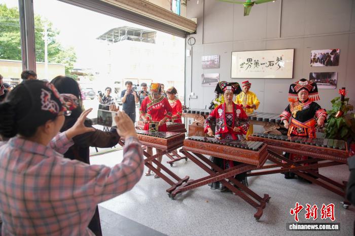 石琴演奏パフォーマンスの様子（撮影?陳冠言）。