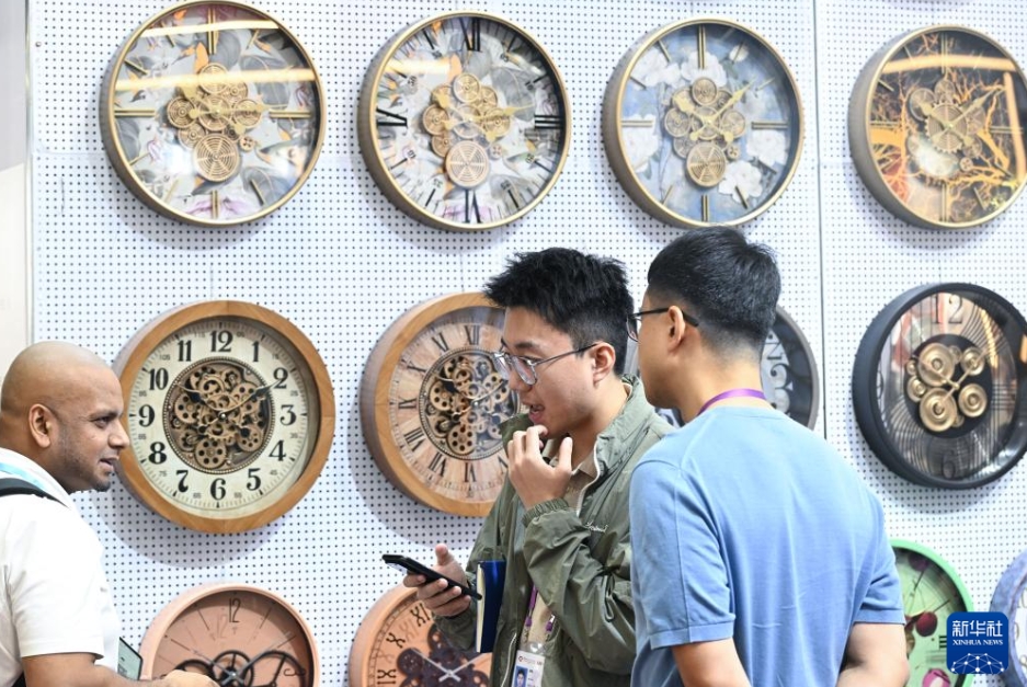 時計製品のブースで商談を行う海外バイヤー（10月23日撮影?鄧華）。