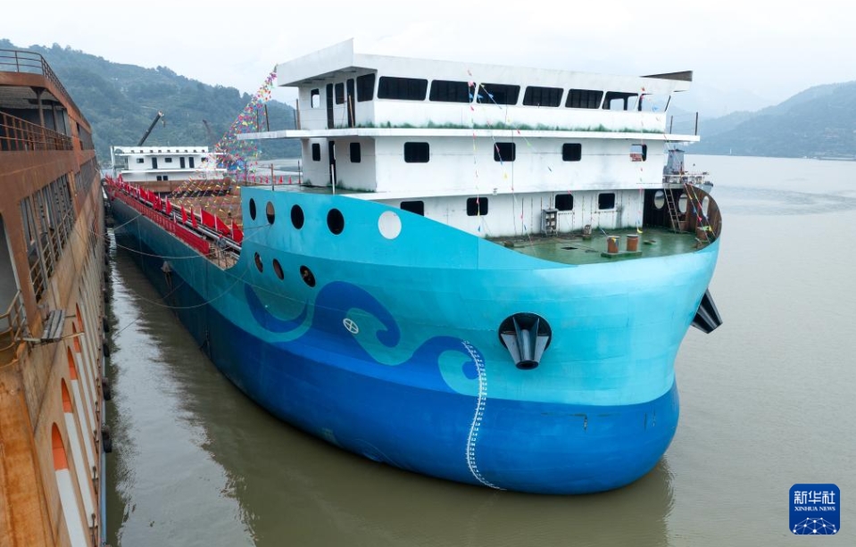 純電動(dòng)式ばら積み貨物船「葛洲壩」號(hào)（10月23日、ドローンによる撮影?肖蕓九）。