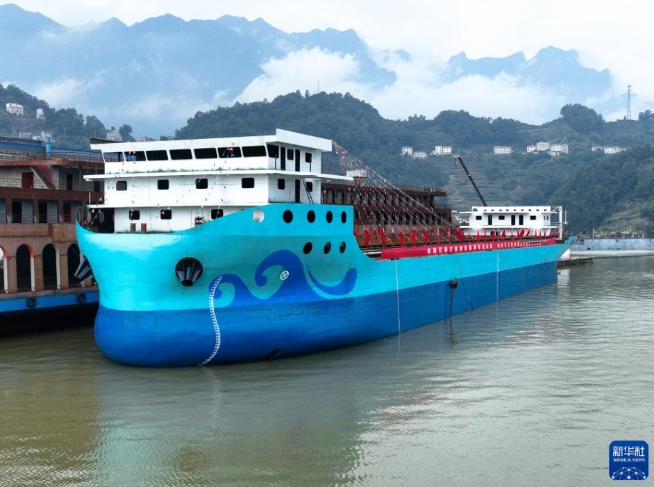 萬トン級純電動式ばら積み貨物船の親水?命名式　湖北省宜昌