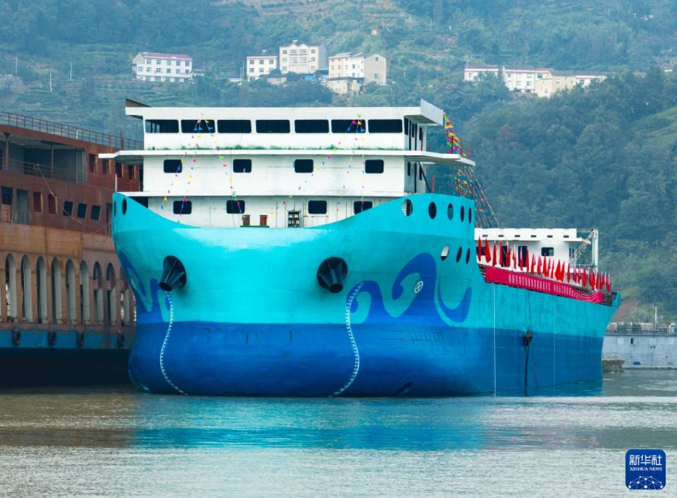 萬トン級純電動(dòng)式ばら積み貨物船の親水?命名式　湖北省宜昌