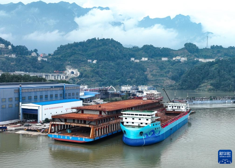 萬トン級(jí)純電動(dòng)式ばら積み貨物船の親水?命名式　湖北省宜昌