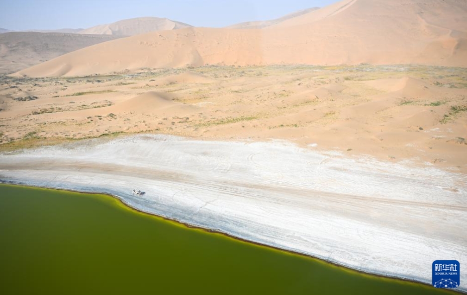 秋を迎えた巴丹吉林砂漠　內(nèi)蒙古