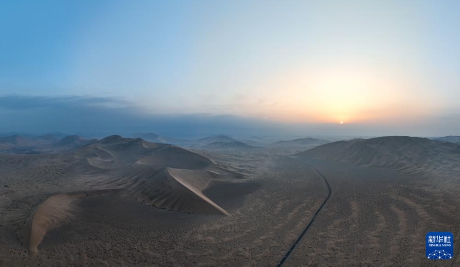 秋を迎えた巴丹吉林砂漠　內(nèi)蒙古