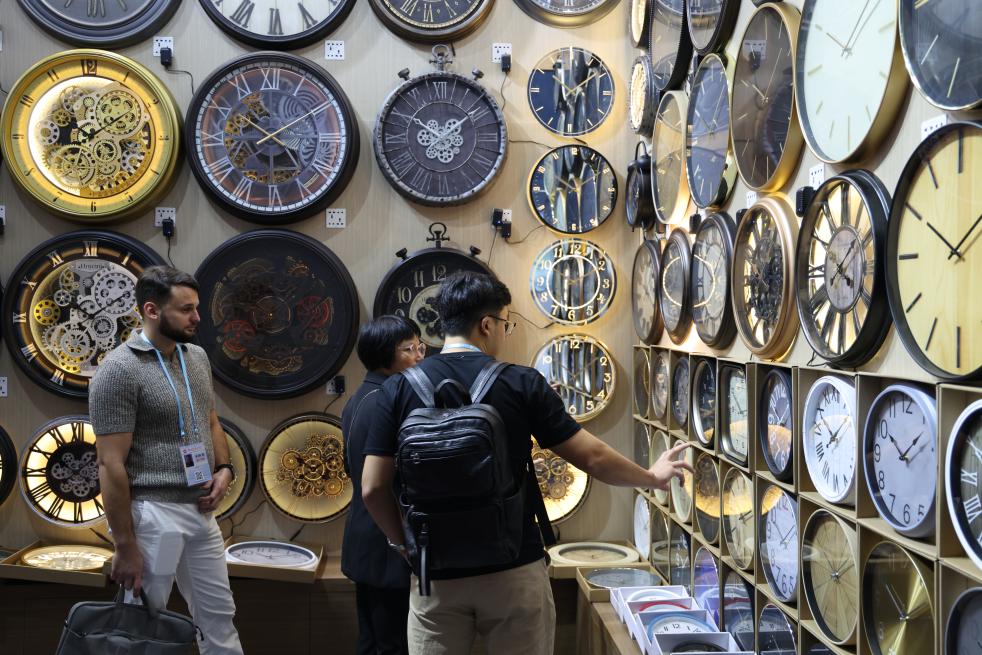 10月23日、広州交易會で時(shí)計(jì)の買い付けを行うバイヤー。（撮影?盧漢欣）