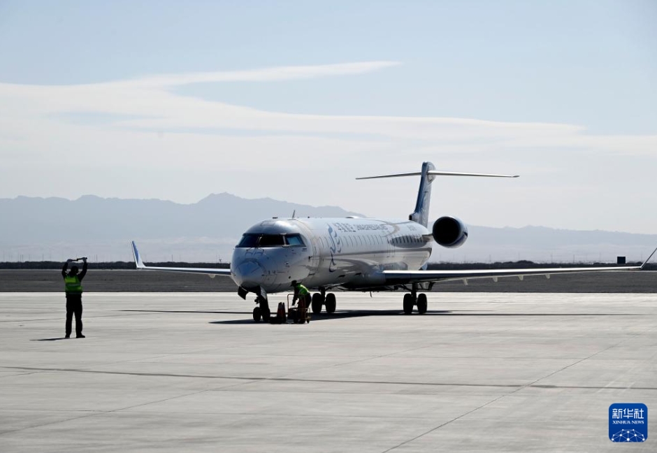 敦煌莫高國際空港に到著した敦煌と哈密を結(jié)ぶ冬春ダイヤ初便（10月26日撮影?張暁亮）。