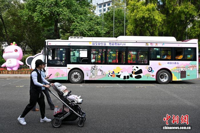 全國(guó)運(yùn)動(dòng)會(huì)開幕控え、パンダをテーマにした路線バス車両の運(yùn)行開始　広東省