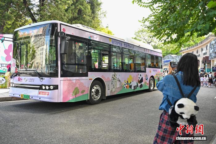 全國運(yùn)動(dòng)會(huì)開幕控え、パンダをテーマにした路線バス車両の運(yùn)行開始　広東省