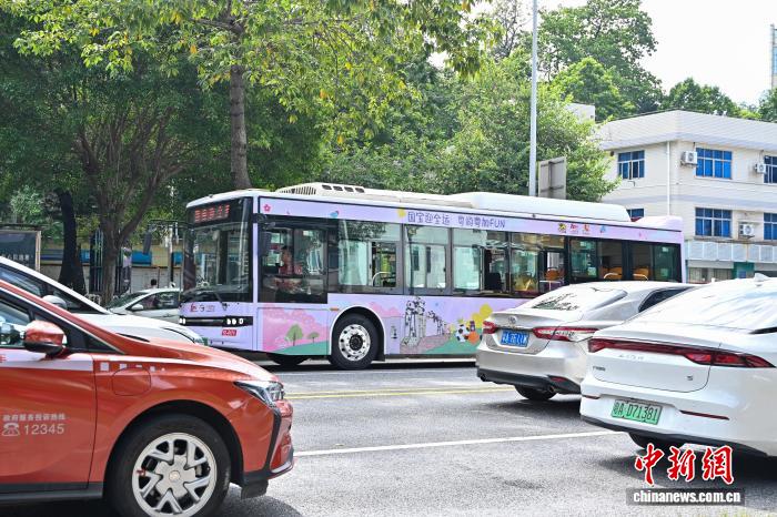全國(guó)運(yùn)動(dòng)會(huì)開幕控え、パンダをテーマにした路線バス車両の運(yùn)行開始　広東省