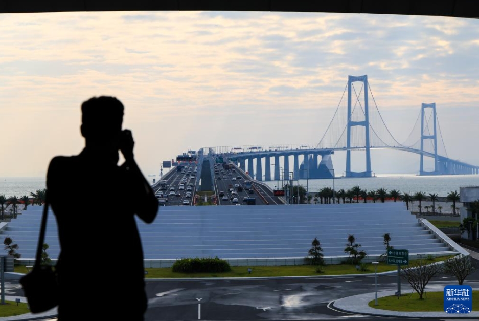 「深中通道」西人工島の中庭にある展望臺で、深中大橋の寫真を撮影する観光客（10月25日撮影?毛思倩）。