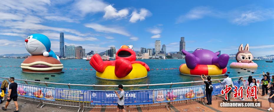 ビクトリア?ハーバーの海上に浮かぶ4體の巨大インフレータブル作品（撮影?侯宇）。