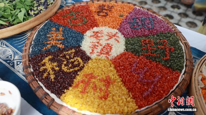 観光客を魅了する風(fēng)に揺れる稲穂　広西?柳城