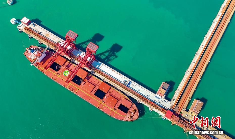 埠頭で荷卸し作業(yè)を行う船舶（ドローンによる撮影?張進剛）。