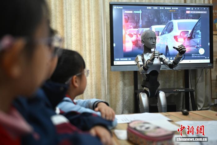 世界初の教育用等身大サイズの人型ロボットが授業(yè)実施　安徽省合肥