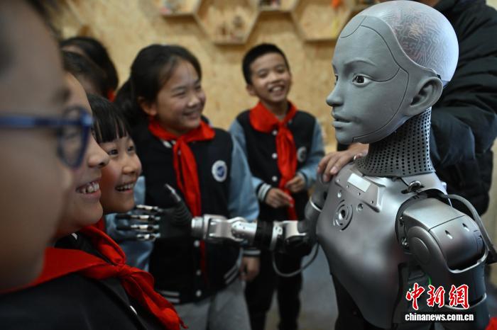 世界初の教育用等身大サイズの人型ロボットが授業(yè)実施　安徽省合肥