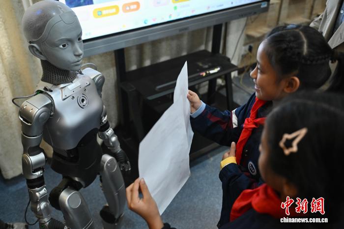 世界初の教育用等身大サイズの人型ロボットが授業(yè)実施　安徽省合肥