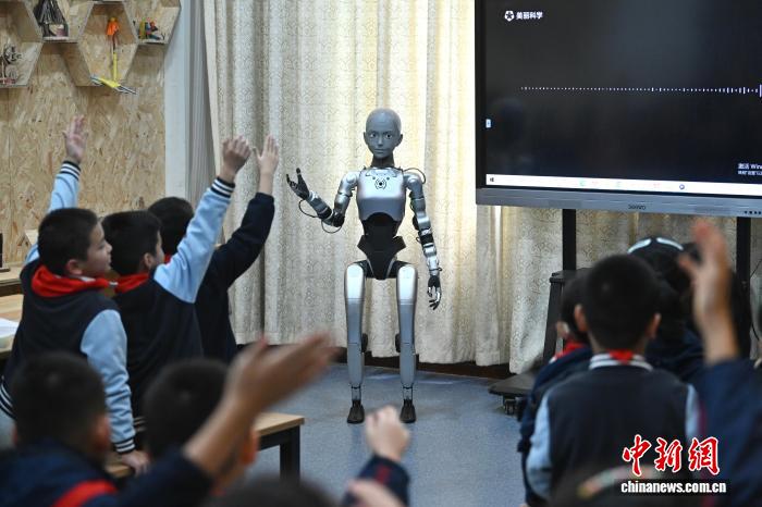 世界初の教育用等身大サイズの人型ロボットが授業(yè)実施　安徽省合肥