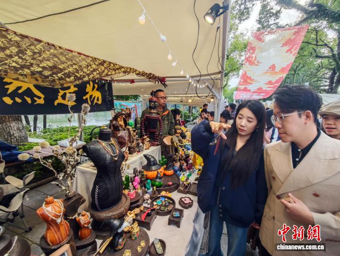 桂林アートフェスティバルで人気を集めた山水アートマーケット　広西