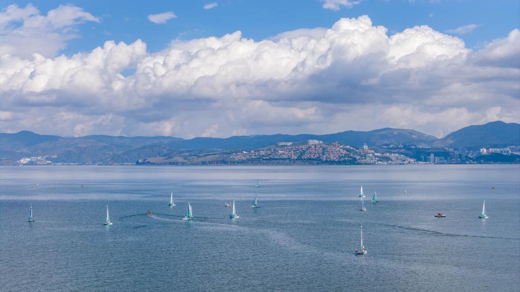 10 月 25 日と 26 日に、雲(yún)南省大理白（ペー）族自治州で開催されたヨットレース「中國萬水千帆賽」（撮影?胡超）。