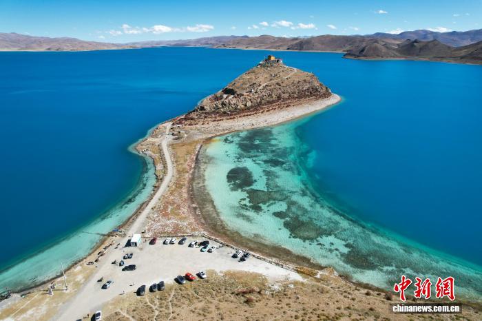 西蔵（チベット）自治區(qū)の羊卓雍錯にたたずむ日托寺（10月25日、ドローンによる撮影?江飛波）。