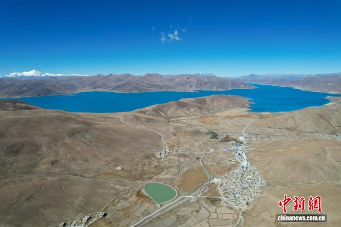 西蔵（チベット）自治區(qū)の羊卓雍錯の北東岸にある東拉郷の周辺の様子（10月25日、ドローンによる撮影?江飛波）。 