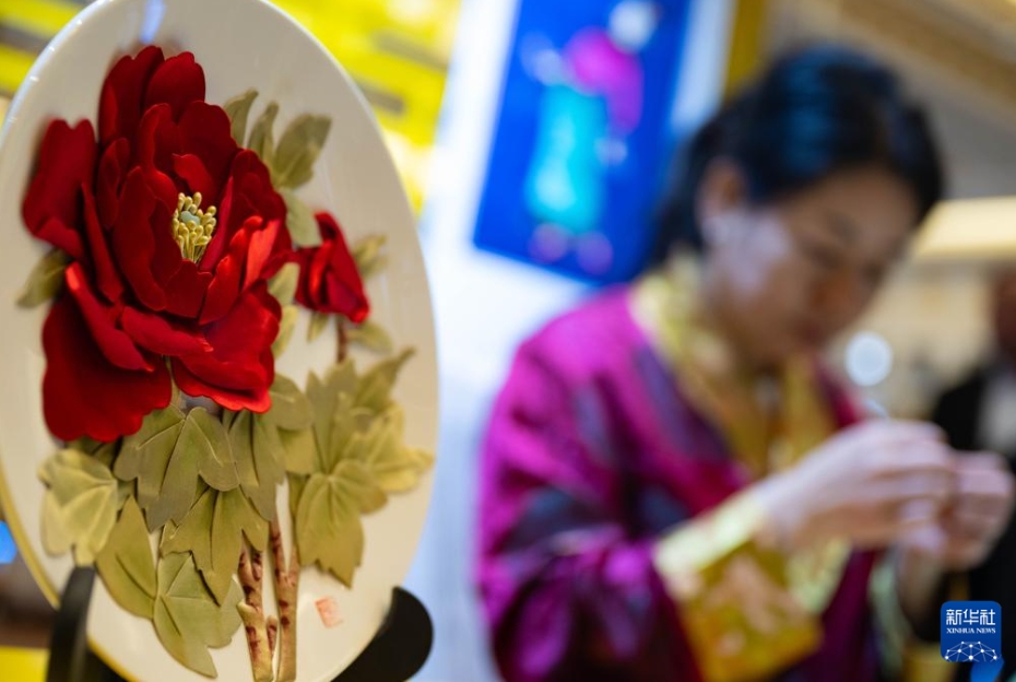 青海省の特別PRイベント「大美なる青?！工锹毴摔摔瑜盲婆钉丹欷客·蝸唤y(tǒng)刺繍「青繍」（10月28日撮影?張金如）。