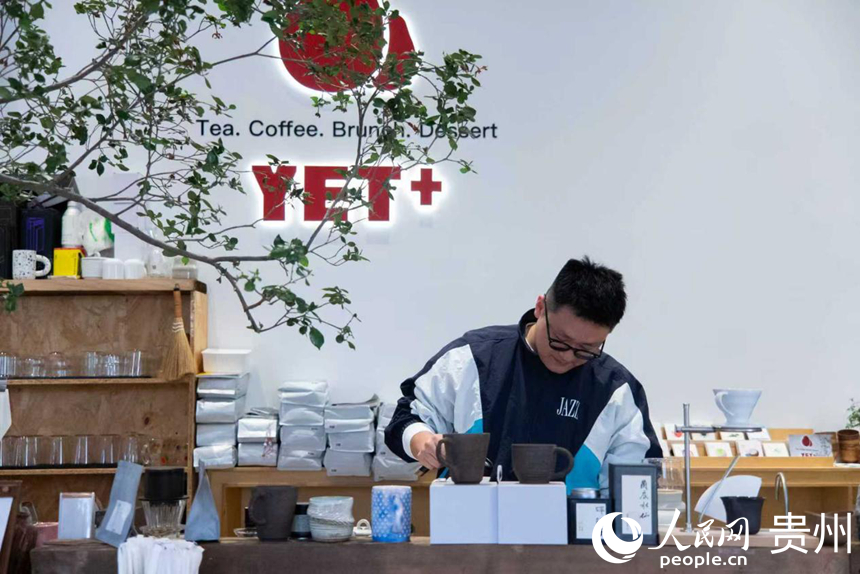 貴陽市が現(xiàn)在、推し進(jìn)めている3つの新業(yè)態(tài)「コーヒー?クラフトビール?新ティードリンク」（撮影?塗敏）。