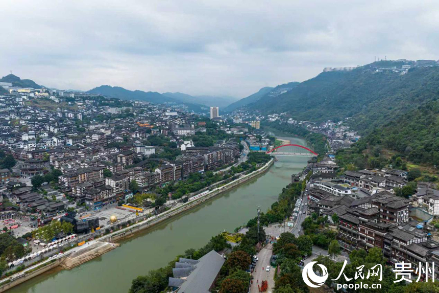 メディア団が訪問した仁懐市茅臺(tái)鎮(zhèn)（撮影?涂敏）。