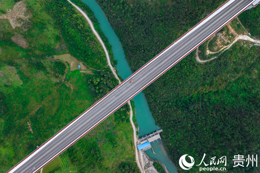 世界で最も高いコンクリート橋「平塘特大橋」（撮影?涂敏）。