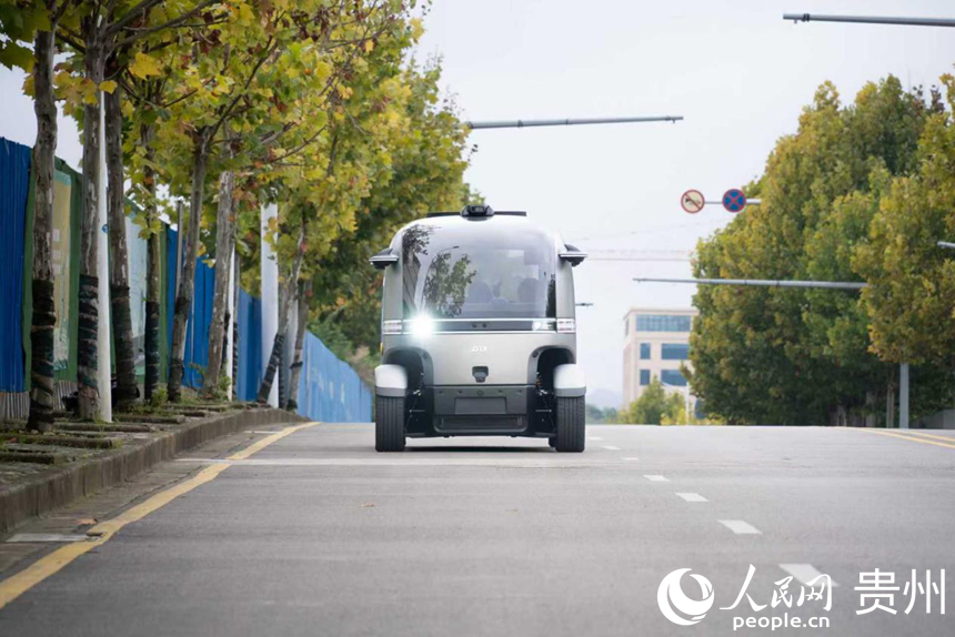 街中を走る貴州翰凱斯智能技術(shù)有限公司の小型自動(dòng)運(yùn)転バス（撮影?涂敏）。