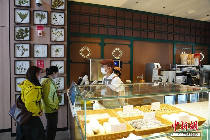 中醫(yī)學(xué)とコラボしたコーヒーが人気に　雲(yún)南省昆明市